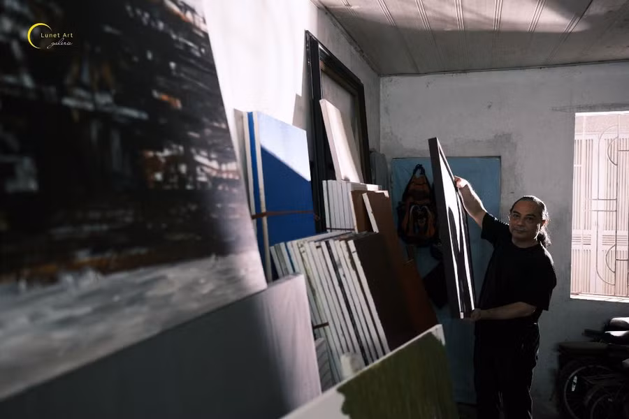 Họa sĩ Nguyễn Văn Chuyên tại xưởng vẽ. Ảnh: NVCC.