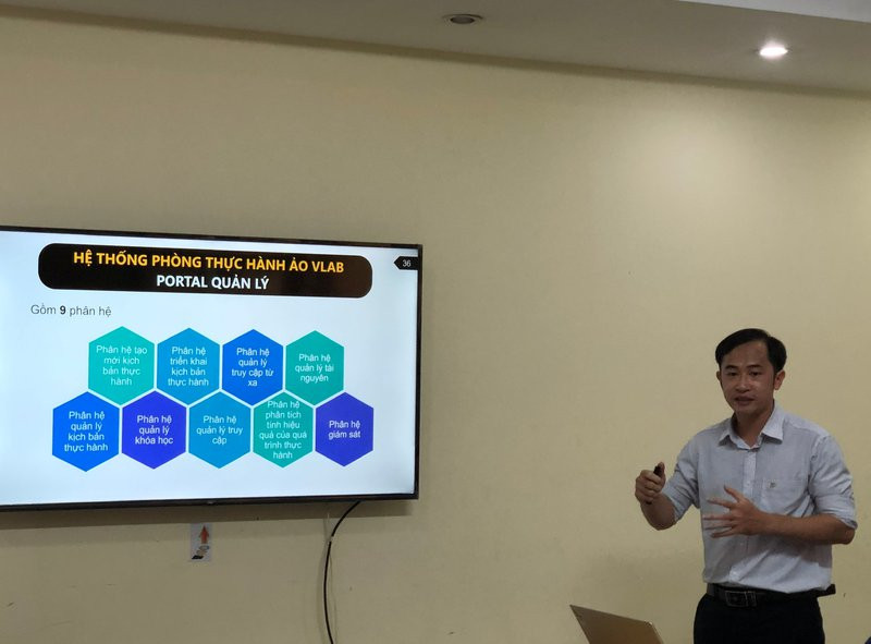 Đại diện nhóm trình bày kết quả thực hiện trước Hội đồng tư vấn nghiệm thu do Sở KH&amp;CN TPHCM tổ chức, quý I/2023.