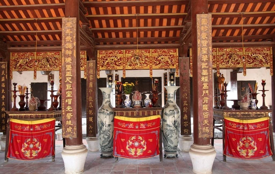 Bên trong nhà thờ Tam Đại vương bố - con, ông - cháu Tể tướng Nguyễn Quý Đức tại làng Đại Mỗ (Hà Nội). Bên trong nhà thờ Tam Đại vương bố - con, ông - cháu Tể tướng Nguyễn Quý Đức tại làng Đại Mỗ (Hà Nội).