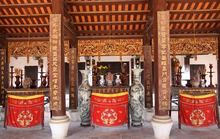 Bên trong nhà thờ Tam Đại vương bố - con, ông - cháu Tể tướng Nguyễn Quý Đức tại làng Đại Mỗ (Hà Nội).