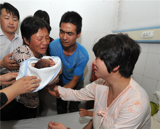 Dong Shanshan đoàn tụ với con trai là nạn nhân của Zhang Shuxia. Dong Shanshan đoàn tụ với con trai là nạn nhân của Zhang Shuxia.