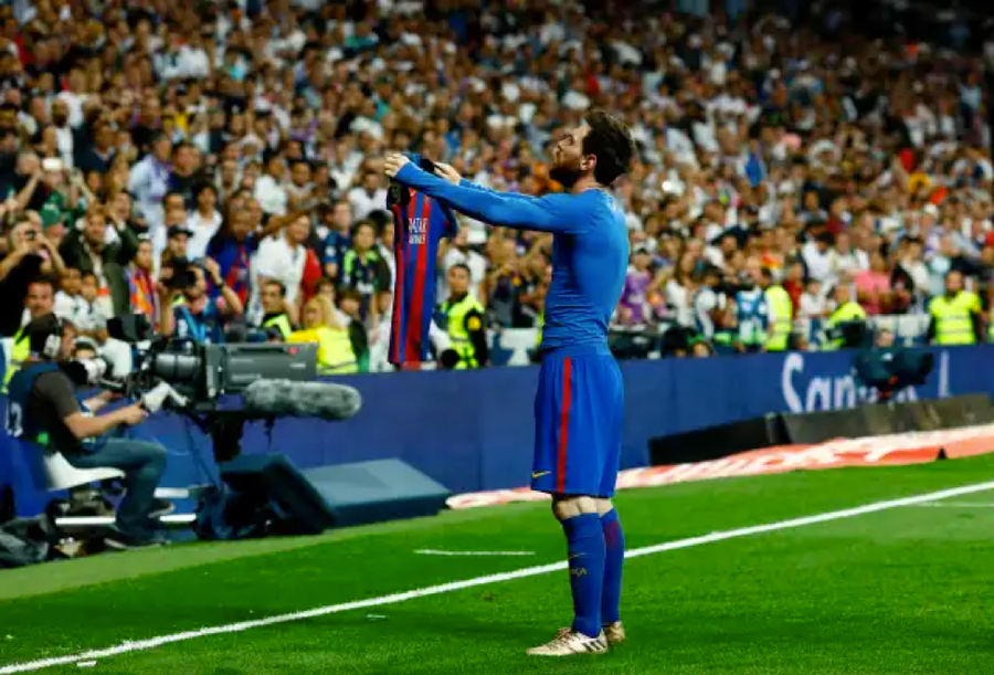 Garnacho bắt chước màn ăn mừng của đàn anh Lionel Messi khi còn khoác áo Barca và ghi bàn vào lưới Real Madrid.
