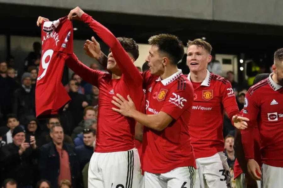 Man Utd thắng hú vía, Aston Villa ‘đổi vận’ 