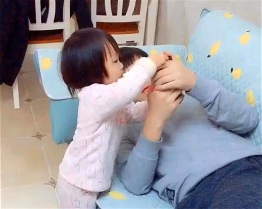 Tiểu Quyên phát hiện bí mật của chồng khi con gái nghịch điện thoại của bố. Ảnh minh họa.