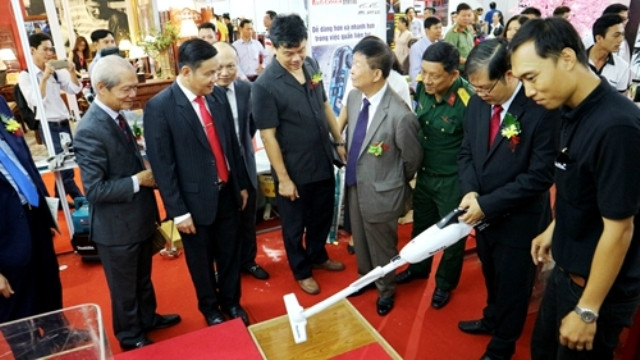 Tham quan gian hàng đồ gia dụng hiện đại (Internet) Tham quan gian hàng đồ gia dụng hiện đại (Internet)