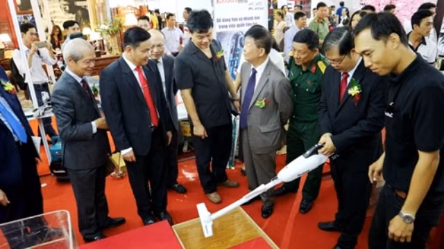 Tham quan gian hàng đồ gia dụng hiện đại (Internet)