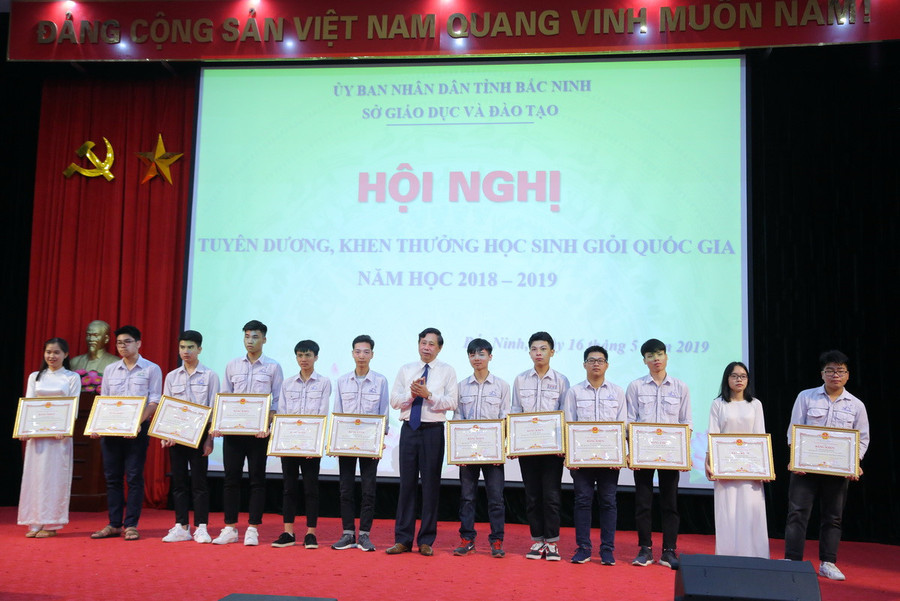 Phó Chủ tịch HĐND tỉnh Nguyễn Mạnh Chung trao tặng Bằng khen của Chủ tịch UBND tỉnh cho học sinh đạt giải Nhì. Ảnh: Việt Hà Phó Chủ tịch HĐND tỉnh Nguyễn Mạnh Chung trao tặng Bằng khen của Chủ tịch UBND tỉnh cho học sinh đạt giải Nhì. Ảnh: Việt Hà