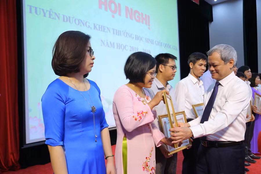 Chủ tịch UBND tỉnh Nguyễn Tử Quỳnh trao tặng Bằng khen cho các thầy, cô giáo có thành tích xuất sắc. Ảnh: Việt Hà