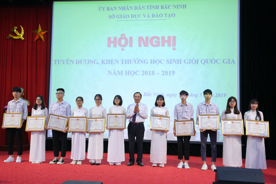 Phó Chủ tịch UBND tỉnh Nguyễn Văn Phong trao Bằng khen của Chủ tịch UBND tỉnh cho học sinh đạt giải Nhì. Ảnh: Việt Hà Phó Chủ tịch UBND tỉnh Nguyễn Văn Phong trao Bằng khen của Chủ tịch UBND tỉnh cho học sinh đạt giải Nhì. Ảnh: Việt Hà