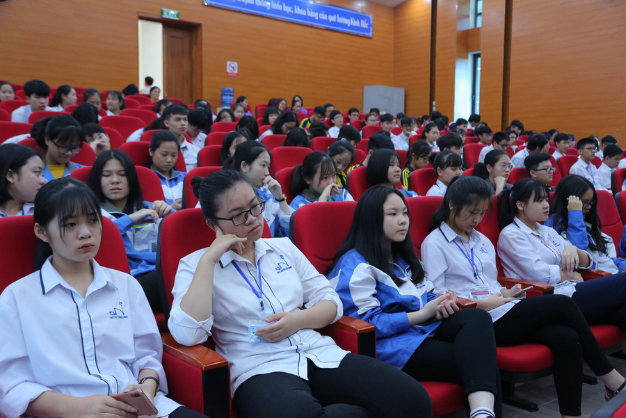 Học sinh Trường THPT Chuyên Bắc Ninh tại hội nghị. Ảnh: Việt Hà Học sinh Trường THPT Chuyên Bắc Ninh tại hội nghị. Ảnh: Việt Hà