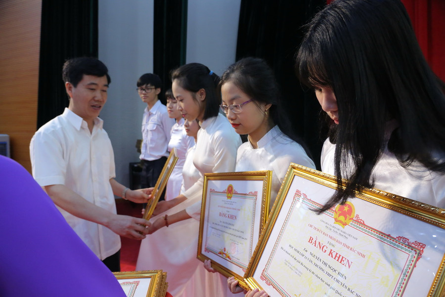 Giám đốc Sở GD&ĐT Ngộ Văn Liên trao tặng Bằng khen của Chủ tịch UBND tỉnh cho học sinh đạt giải Ba. Ảnh: Việt Hà Giám đốc Sở GD&ĐT Ngộ Văn Liên trao tặng Bằng khen của Chủ tịch UBND tỉnh cho học sinh đạt giải Ba. Ảnh: Việt Hà
