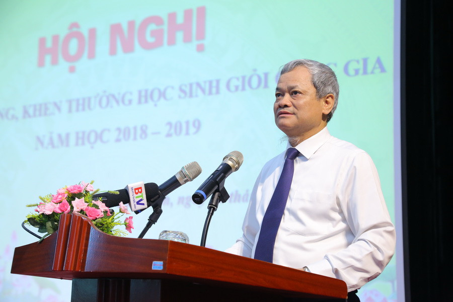 Chủ tịch UBND tỉnh Nguyễn Tử Quỳnh phát biểu chúc mừng thành tích của học sinh, giáo viên trong kỳ thi chọn HSG quốc gia. Ảnh: Việt Hà Chủ tịch UBND tỉnh Nguyễn Tử Quỳnh phát biểu chúc mừng thành tích của học sinh, giáo viên trong kỳ thi chọn HSG quốc gia. Ảnh: Việt Hà