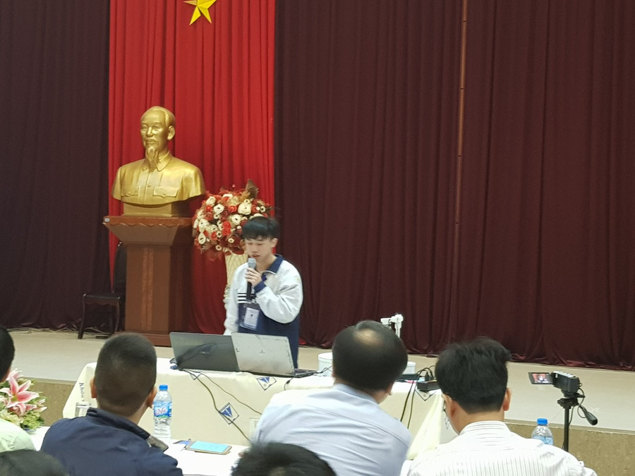 Vũ Hoàng Long thuyết trình Dự án EEbot trước Ban giám khảo KHKT quốc gia