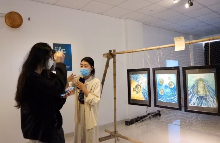 Triển lãm “Lênh đênh” tại Đà Nẵng khơi gợi ký ức đẹp về biển và nghề đánh bắt cá.