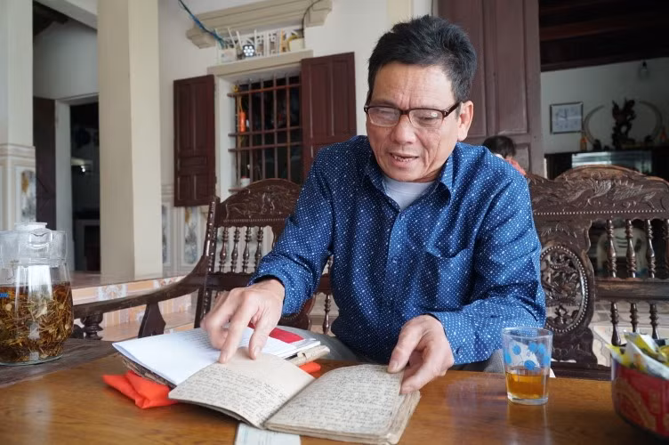 Ông Văn Đức Thuân và các kỷ vật, nhật ký của mẹ Phạm Thị Đào.