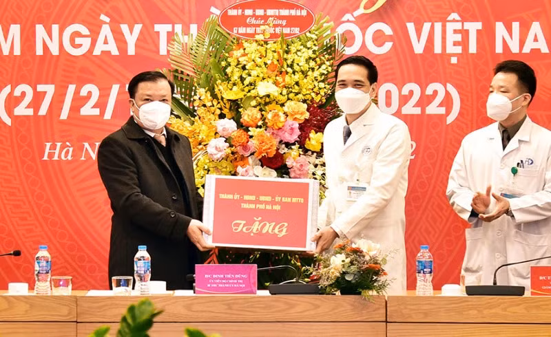 Bí thư Thành ủy Hà Nội tặng quà động viên cán bộ, y bác sĩ Bệnh biện Đa khoa Xanh Pôn.