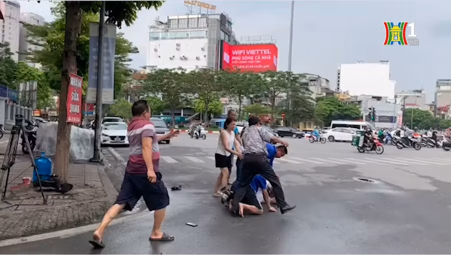 Tạm giữ 2 người hành hung phóng viên Đài PT&TH Hà Nội