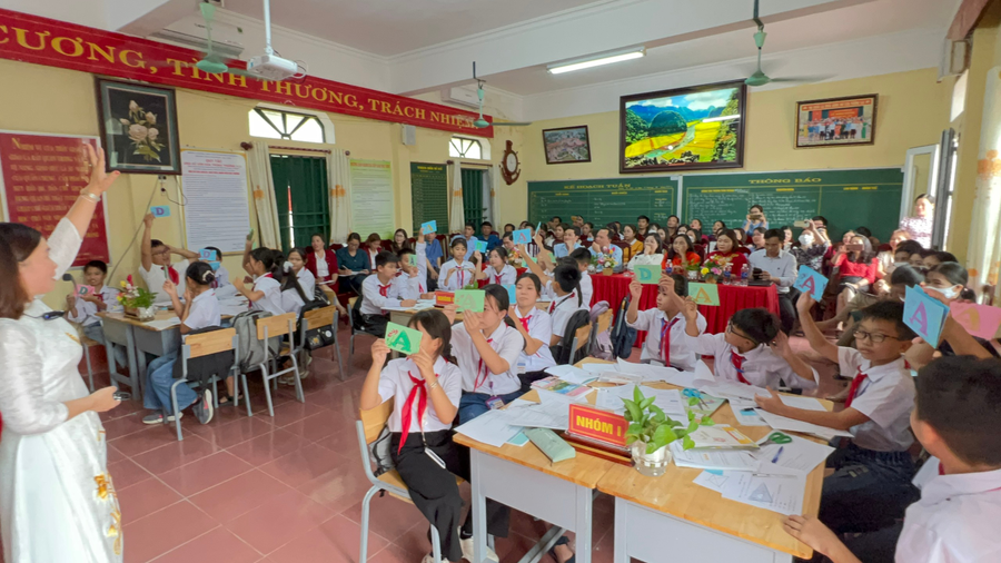 Giáo viên và học sinh đã có tiết học bổ ích. Giáo viên và học sinh đã có tiết học bổ ích.