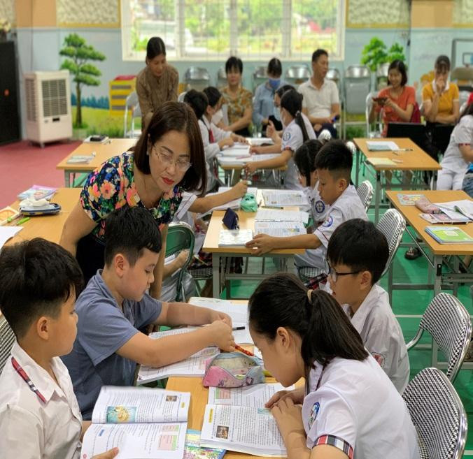 Học sinh hào hứng với tiết học liên thông. Học sinh hào hứng với tiết học liên thông.