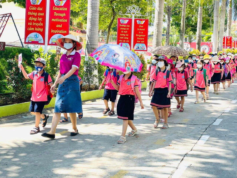 Giáo dục liên thông cần thiết khi chuẩn cho học trò chuyển cấp. Giáo dục liên thông cần thiết khi chuẩn cho học trò chuyển cấp.