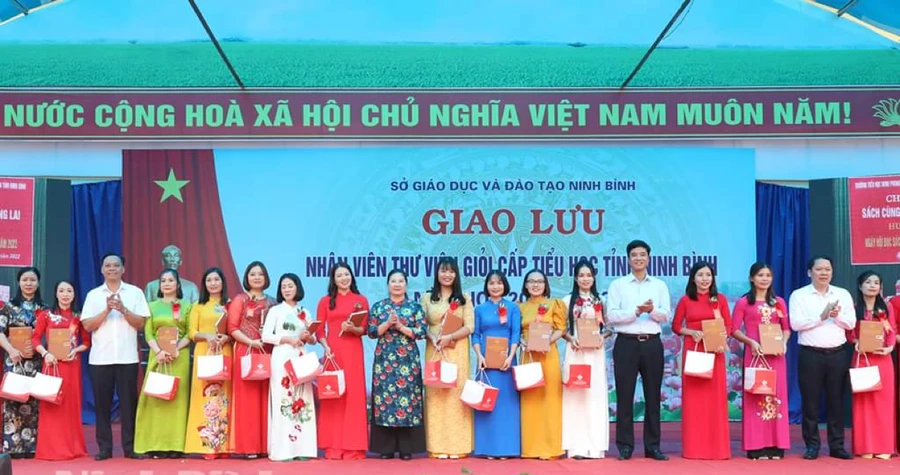 Nhân viên thư viện giao lưu, học hỏi