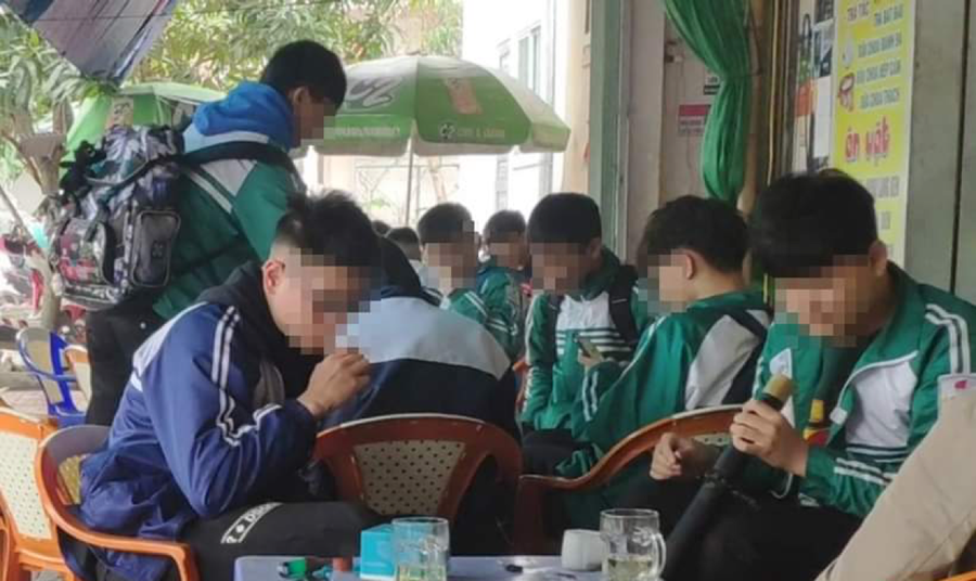 Học sinh hút thuốc. Học sinh hút thuốc.
