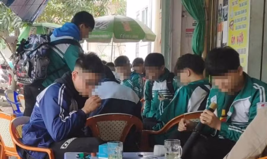 Học sinh hút thuốc.