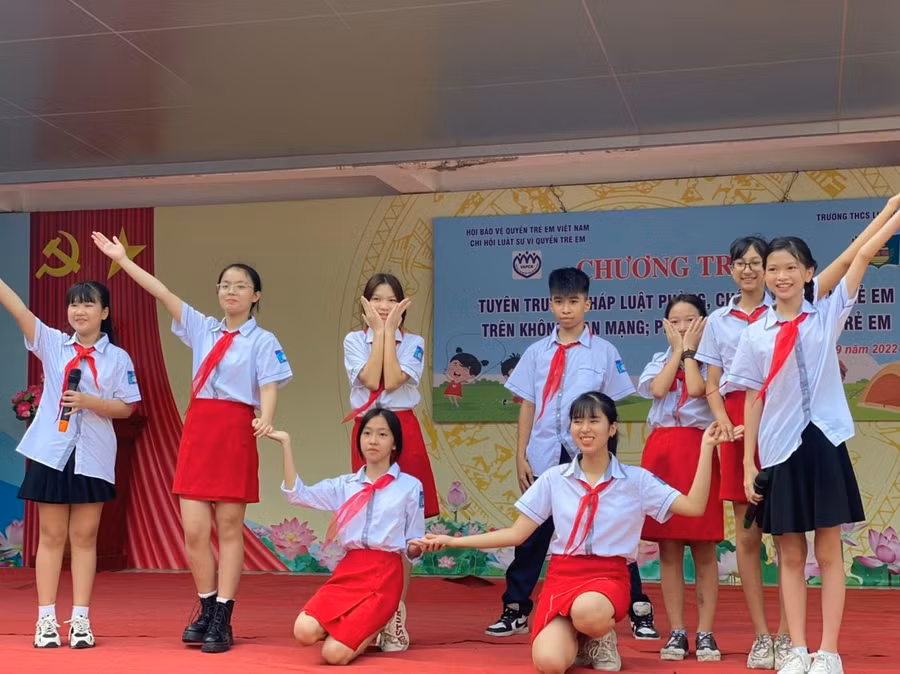 Sân khấu hóa các vấn đề cần tuyên truyền giáo dục đạo đức, lối sống học trò.