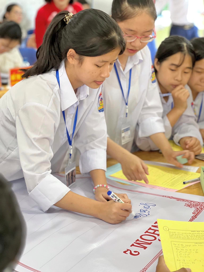 Học sinh thực hiện bài tập theo nhóm.