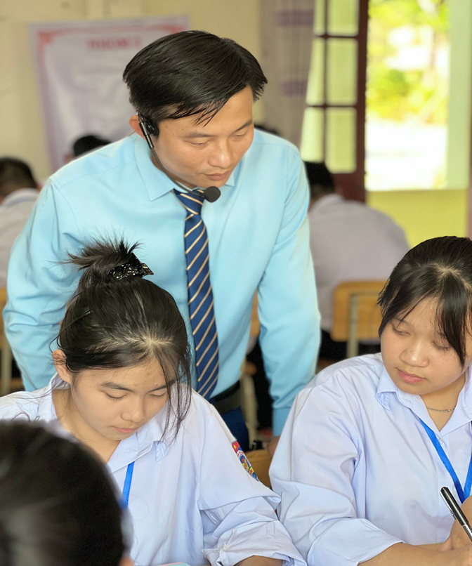 Thầy giáo Nguyễn Văn Lưu, đại diện nhóm Toán Trường THPT Gia Viễn A cùng học sinh trong tiết dạy mẫu.