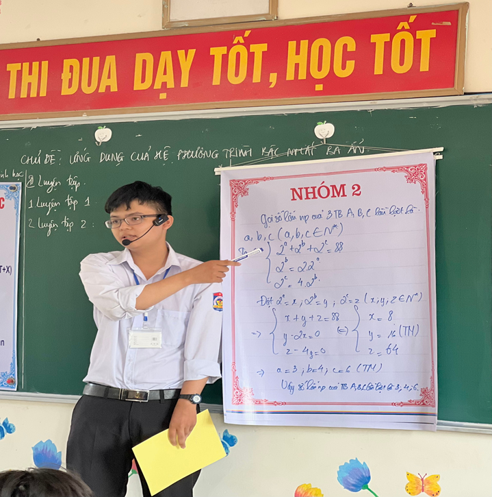 Học sinh báo cáo nhiệm vụ học tập.