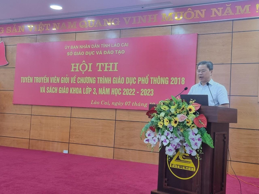 Ông Nguyễn Thế Dũng, Phó Giám đốc Sở GD&amp;ĐT Lào Cai phát biểu tại Hội thi.