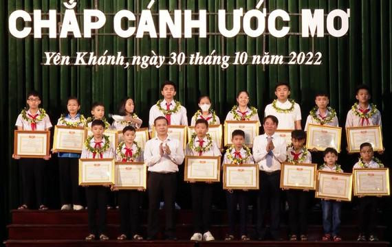 Quỹ đã khen thưởng 117 học sinh, sinh viên có thành tích xuất sắc. 