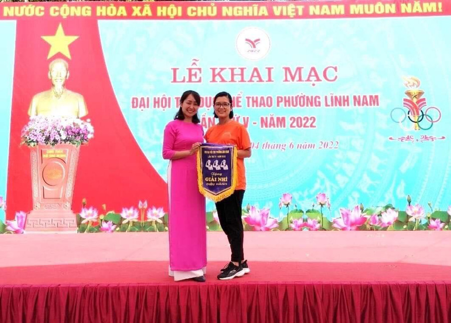 Cô giáo Trương Ngọc Điệp (trái) đã đạt nhiều thành tích trong nghề nghiệp. Cô giáo Trương Ngọc Điệp (trái) đã đạt nhiều thành tích trong nghề nghiệp.