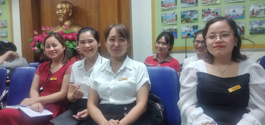 Cô giáo Trương Ngọc Điệp (thứ 2 từ phải sang) luôn gần gũi, chia sẻ cùng đồng nghiệp. Cô giáo Trương Ngọc Điệp (thứ 2 từ phải sang) luôn gần gũi, chia sẻ cùng đồng nghiệp.