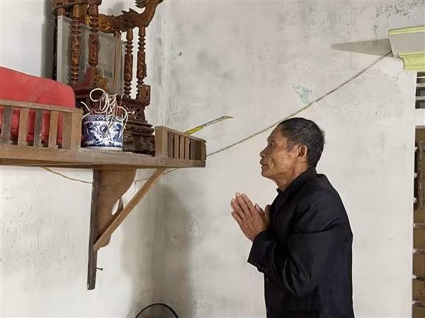 Ông Nguyễn Văn Tân, tộc trưởng dòng họ Nguyễn Văn (xã Ích Hậu, huyện Lộc Hà, Hà Tĩnh) – nơi cất giữ đạo sắc phong gấm dài nhất Việt Nam.