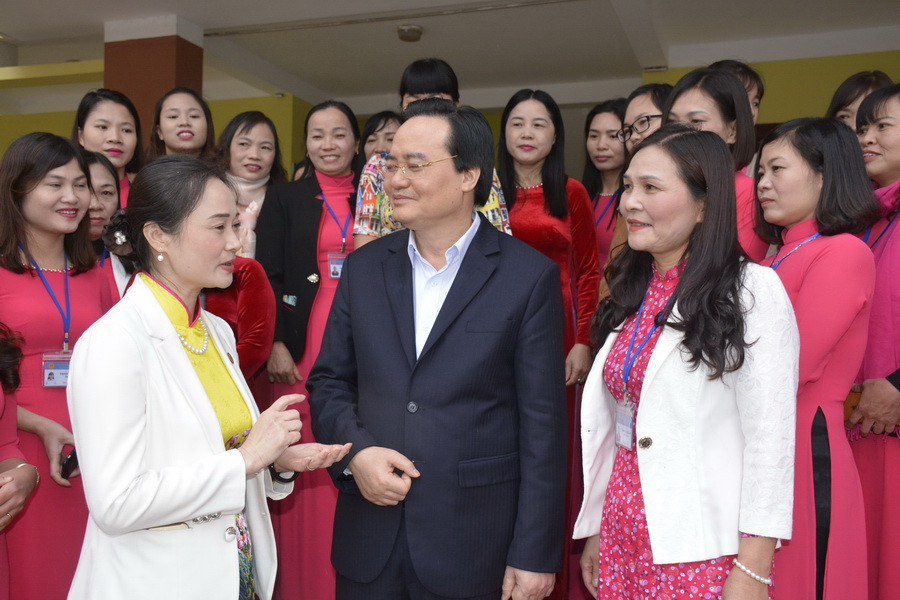 Chia sẻ với các thầy, cô giáo huyện Việt Yên (Bắc Giang), Bộ trưởng Phùng Xuân Nhạ mong muốn các thầy, cô tìm được giải pháp củng cố, phát triển thư viện nhà trường Chia sẻ với các thầy, cô giáo huyện Việt Yên (Bắc Giang), Bộ trưởng Phùng Xuân Nhạ mong muốn các thầy, cô tìm được giải pháp củng cố, phát triển thư viện nhà trường
