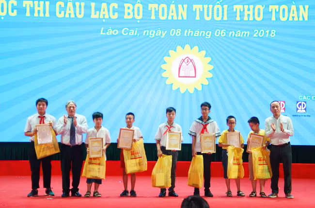 Tại lễ khai mạc, BTC đã trao các giải Giải toán qua thư năm 2017 cho các học sinh có bài thi xuất sắc nhất
