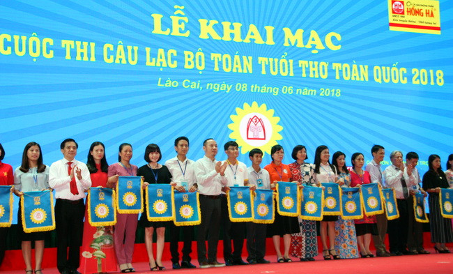 Ban tổ chức tặng cờ lưu niệm cho các đoàn tham dự cuộc thi tại lễ khai mạc Ban tổ chức tặng cờ lưu niệm cho các đoàn tham dự cuộc thi tại lễ khai mạc