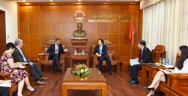 Bộ trưởng Phùng Xuân Nhạ đề nghị phía Hội đồng Anh hỗ trợ, hợp tác hiệu quả Việt Nam trong việc dạy và học tiếng Anh, tiếp tục thực hiện Đề án Ngoại ngữ 2020 Bộ trưởng Phùng Xuân Nhạ đề nghị phía Hội đồng Anh hỗ trợ, hợp tác hiệu quả Việt Nam trong việc dạy và học tiếng Anh, tiếp tục thực hiện Đề án Ngoại ngữ 2020