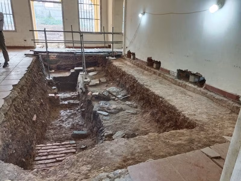 Hố thám sát trong nền nhà Cục Tác chiến.