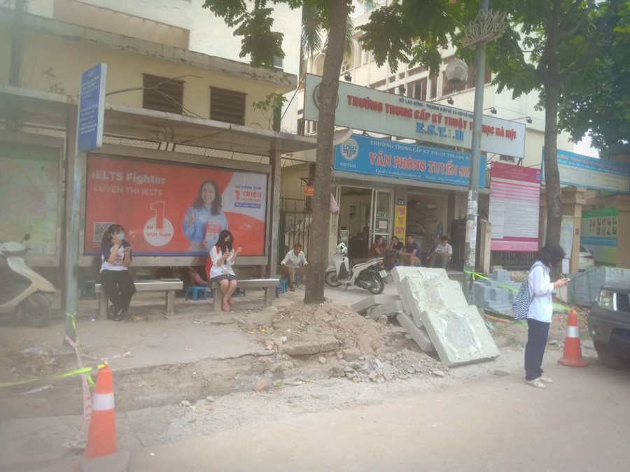 Học sinh, sinh viên tại điểm chờ dừng xe buýt. Học sinh, sinh viên tại điểm chờ dừng xe buýt.