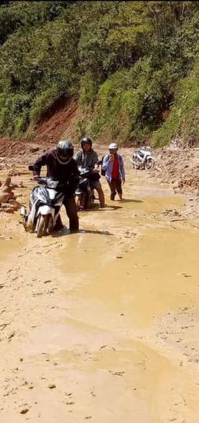 Đường đi ở Mường Lát (Thanh Hóa) ngập bùn vì lũ quét Đường đi ở Mường Lát (Thanh Hóa) ngập bùn vì lũ quét