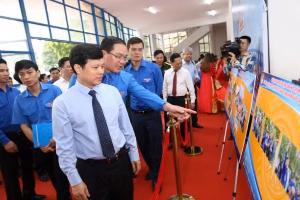 Các đại biểu tham quan triển lãm.