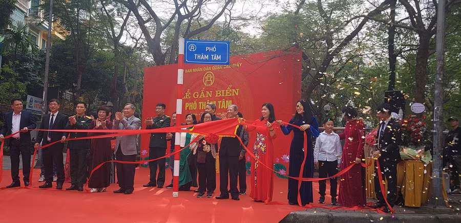 Hà Nội vừa chính thức gắn biển phố Thâm Tâm. Ảnh: Bình Thanh