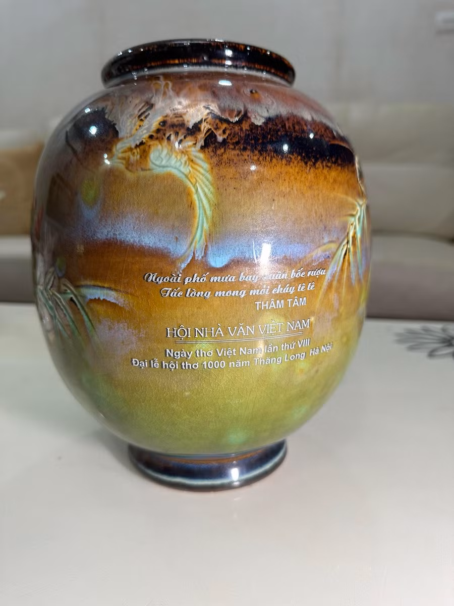 Bình gốm in tuyệt bút của nhà thơ Thâm Tâm được nghệ nhân tặng gia đình ông Nguyễn Tuấn Khoa. Ảnh: Nguyễn Tuấn Khoa