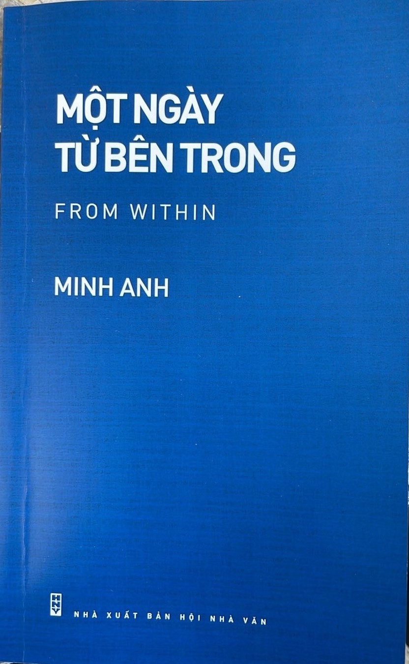 Tập thơ song ngữ 'Một ngày từ bên trong' của Minh Anh. Tập thơ song ngữ 'Một ngày từ bên trong' của Minh Anh.