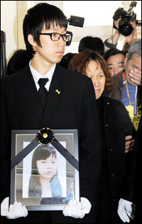 Gia đình tổ chức tang lễ cho nạn nhân. Gia đình tổ chức tang lễ cho nạn nhân.