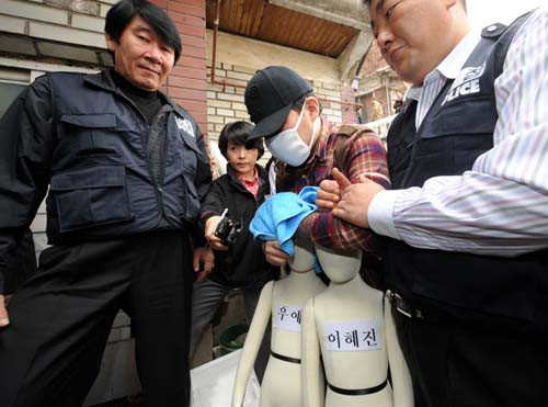 Nghi phạm Jeong tái hiện hiện trường vụ án. Nghi phạm Jeong tái hiện hiện trường vụ án.