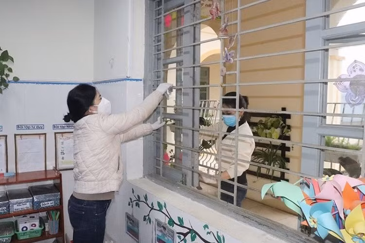 GV Trường Mầm non Ninh Thân vệ sinh lớp học.